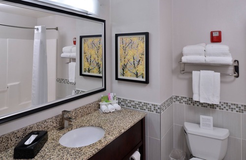New Berlin Hotel | Holiday Inn Express & Suites New Berlin by IHG