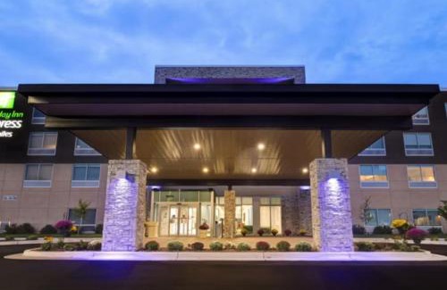 Dearborn Hotel | Holiday Inn Express & Suites - Detroit - Dearborn by IHG