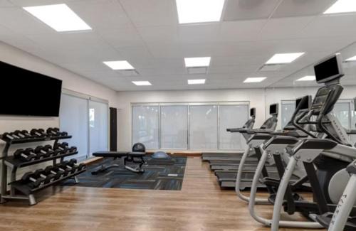 Dearborn Hotel | Holiday Inn Express & Suites - Detroit - Dearborn by IHG