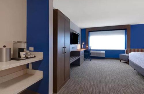 Dearborn Hotel | Holiday Inn Express & Suites - Detroit - Dearborn by IHG