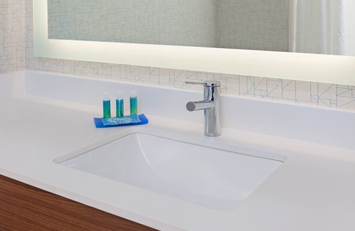 Laguna West-Lakeside Hotel | Holiday Inn Express & Suites Elk Grove West I-5 by IHG
