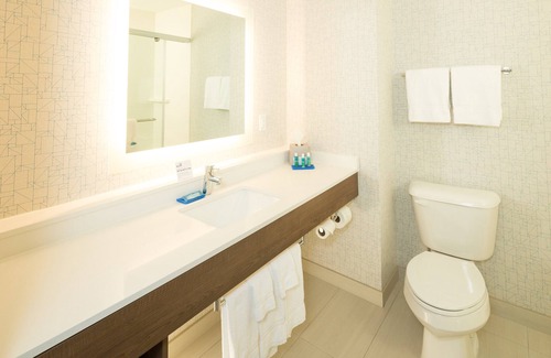 Gaylord Hotel | Holiday Inn Express & Suites Gaylord by IHG