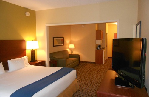 Lancaster Hotel | Holiday Inn Express & Suites Lancaster by IHG