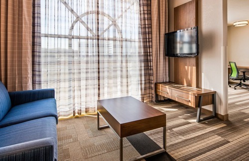 Drayton Plains Hotel | Holiday Inn Express & Suites Detroit - Farmington Hills by IHG