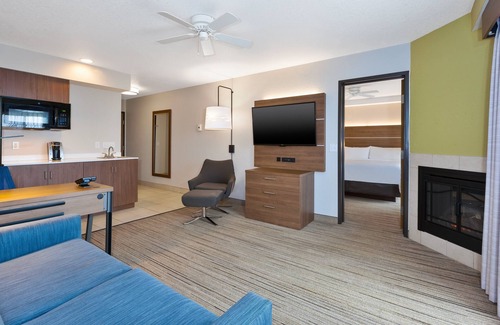 Petoskey Hotel | Holiday Inn Express & Suites Petoskey by IHG