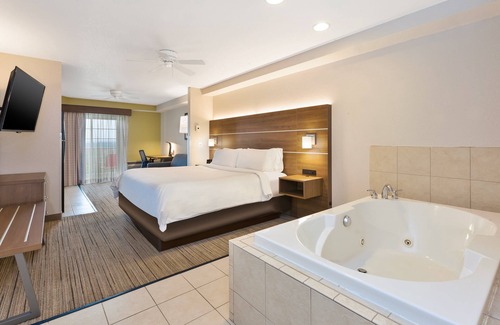 Petoskey Hotel | Holiday Inn Express & Suites Petoskey by IHG