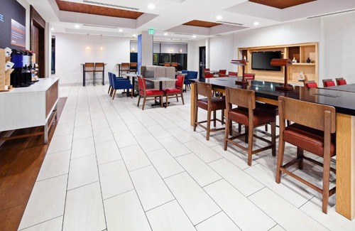 Clovis Hotel | Holiday Inn Express & Suites Clovis Fresno Area by IHG