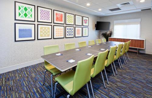 Clovis Hotel | Holiday Inn Express & Suites Clovis Fresno Area by IHG