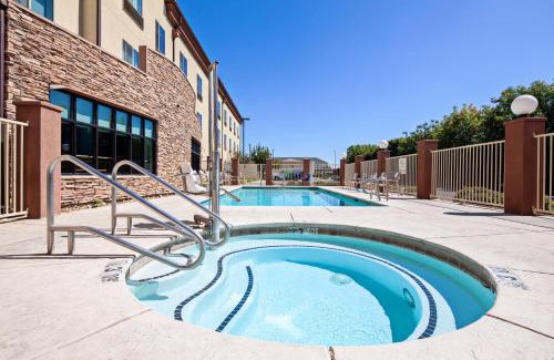 Clovis Hotel | Holiday Inn Express & Suites Clovis Fresno Area by IHG