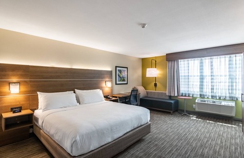 Camarillo Hotel | Holiday Inn Express & Suites Camarillo by IHG