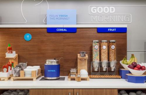 Canton Hotel | Holiday Inn Express & Suites - Canton by IHG
