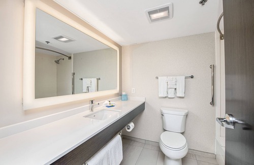 Delafield Hotel | Holiday Inn Express & Suites Delafield by IHG