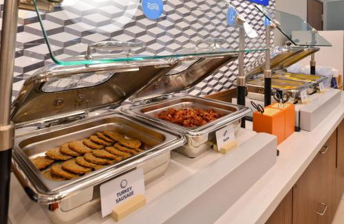 Raisin Hotel | Holiday Inn Express & Suites Fresno Airport by IHG