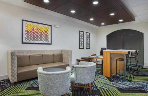 Lebanon Hotel | Holiday Inn Express & Suites Lebanon-Nashville Area by IHG