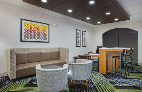 Lebanon Hotel | Holiday Inn Express & Suites Lebanon-Nashville Area by IHG