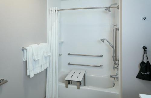 Medford Hotel | Holiday Inn Express & Suites - Medford by IHG