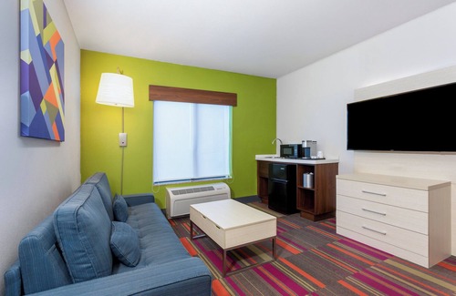 Southwest Orlando Hotel | Holiday Inn Express & Suites, International Drive by IHG