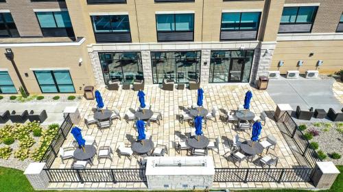 Elizabethtown Hotel | Holiday Inn Express & Suites - Elizabethtown North by IHG