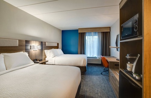 Lake Arbor Hotel | Holiday Inn Express I-95 Capitol Beltway-Largo by IHG