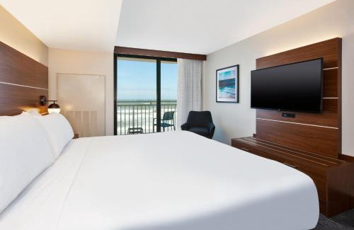 Northeast Virginia Beach Resort | Holiday Inn Express & Suites VA Beach Oceanfront by IHG