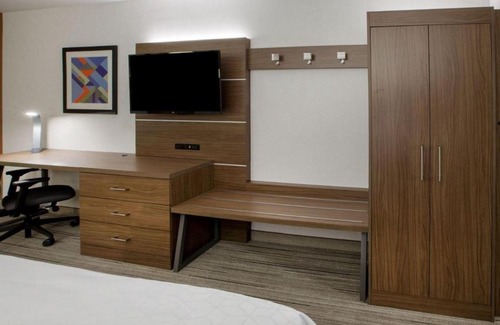 Woodland Hills Hotel | Holiday Inn Express Hotel & Suites Woodland Hills by IHG