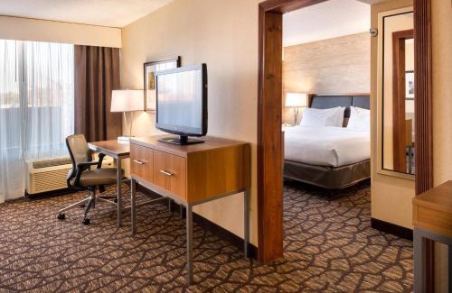 Warren Hotel | Holiday Inn Hotel & Suites Warren by IHG