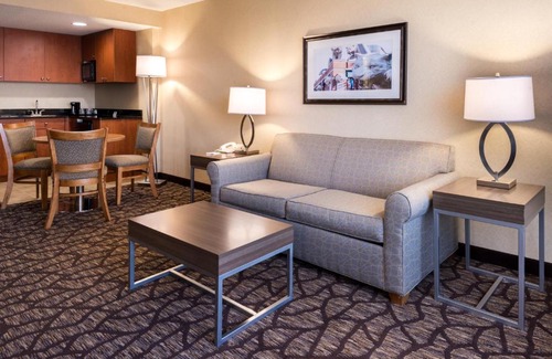 Warren Hotel | Holiday Inn Hotel & Suites Warren by IHG