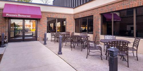 Warren Hotel | Holiday Inn Hotel & Suites Warren by IHG