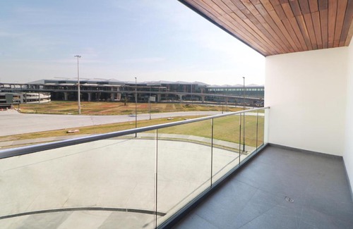 Zumpango Hotel | Holiday Inn & Suites - Mexico Felipe Angeles Airport by IHG