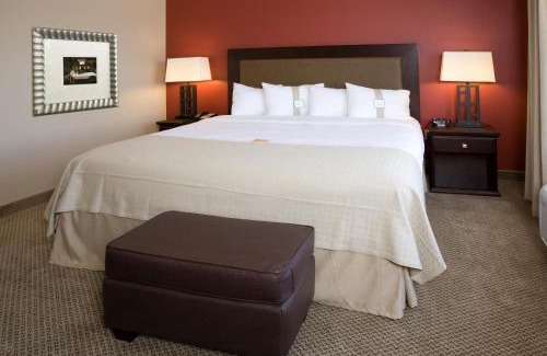 Bakersfield Hotel | Holiday Inn & Suites Bakersfield by IHG