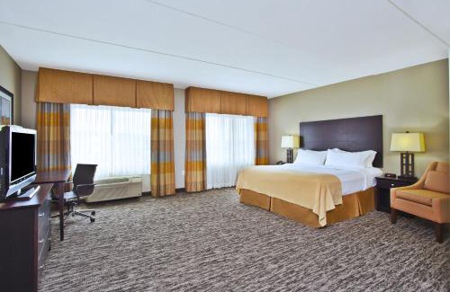 Ashwaubenon Hotel | Holiday Inn & Suites Green Bay Stadium by IHG