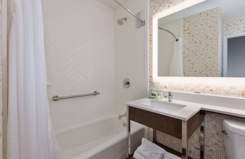 Carle Place Hotel | Holiday Inn Westbury - Long Island by IHG