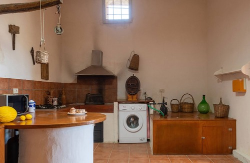 Castellammare del Golfo House | Holiday Home Casina ai Fraginesi with Mountain View, Shared Garden & Wi-Fi