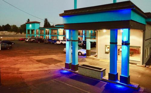 Salem Hotel | Holiday Lodge - Salem,OR