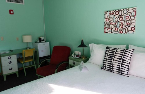 Sturgeon Bay Hotel | Holiday Music Motel