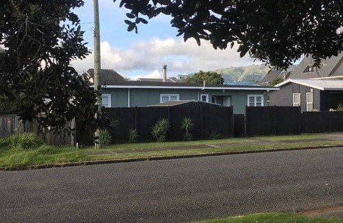 Waikanae House | !Holiday special. 7 for 6! Classic 50s seaside bach with tennis court