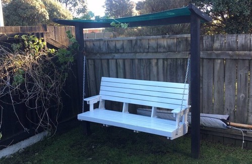 Waikanae House | !Holiday special. 7 for 6! Classic 50s seaside bach with tennis court