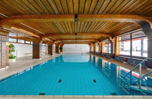 Schonach im Schwarzwald Apartment | Holiday&Stay, Pool, Massagesessel, 85Zoll TV, Küche