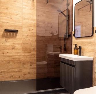 Schonach im Schwarzwald Apartment | Holiday&Stay, Pool, Massagesessel, 85Zoll TV, Küche