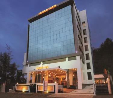 Vazhayil Hotel | Holiday Vista Thekkady a premium hotel near periyar wild life sanctuary with sky view pool