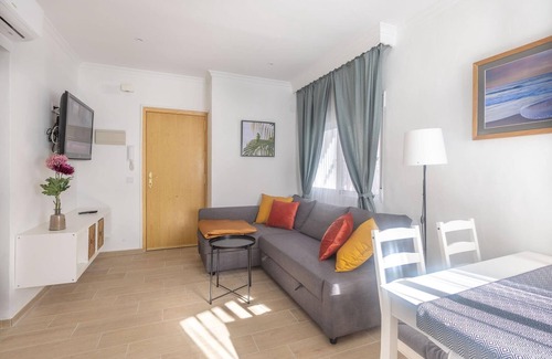 La Trinidad Apartment | Holidays2Malaga Carril & 5G WIFI & Ideally for working & Sat TV
