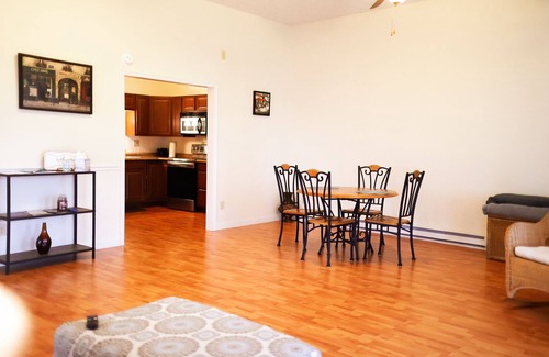 Williamstown Cottage | Holland Country Cottage is located in the Golden Triangle!