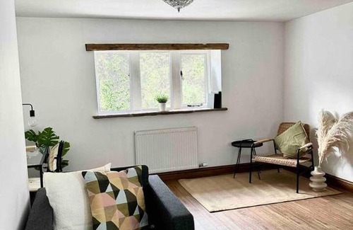 Stockport House | Hollins Cottage. Central location, Marple Bridge