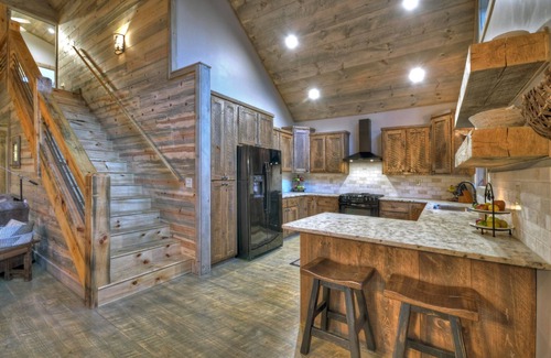 Blairsville Cabin | Holly Berry Hill - Walk to Lake Nottely, Unwind in the Hot Tub & Enjoy S'mores Under the Stars