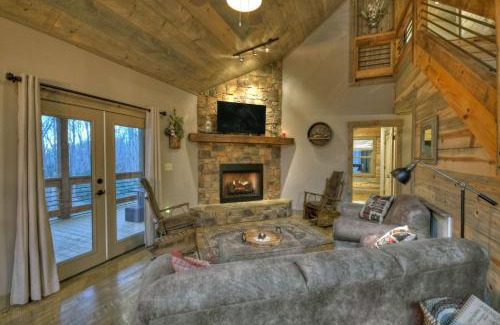Blairsville House | Holly Berry Hill - Walk to Lake Nottely, Unwind in the Hot Tub & Enjoy S’mores Under the Stars