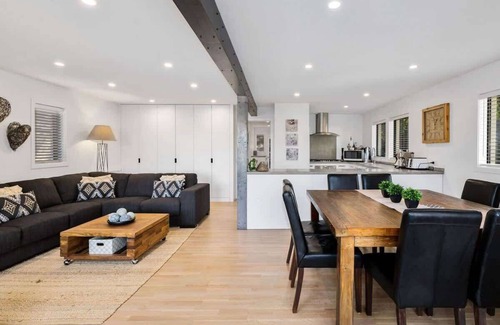 Kelvin Heights House | Holly Court Haven Sum