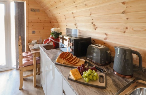 Newland Near Ulverston Cottage | HOLLY, pet friendly, with hot tub in Ulverston