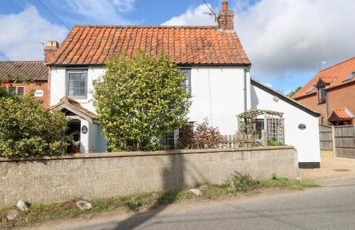 Briston House | Hollyhedge Cottage