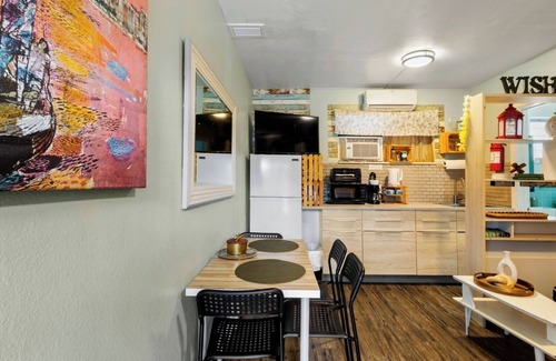 Downtown Hollywood Apartment | Hollywood 1BR Near Beach & Dining