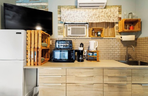 Downtown Hollywood Apartment | Hollywood 1BR Near Beach & Dining